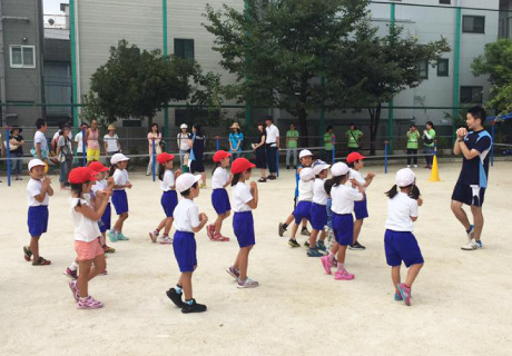 地元小学校への体育指導サポート