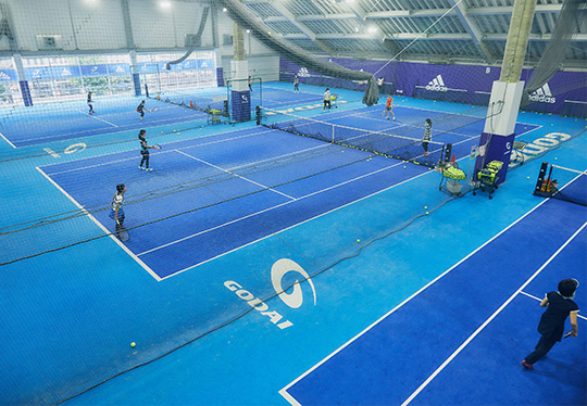 テニスをする男性