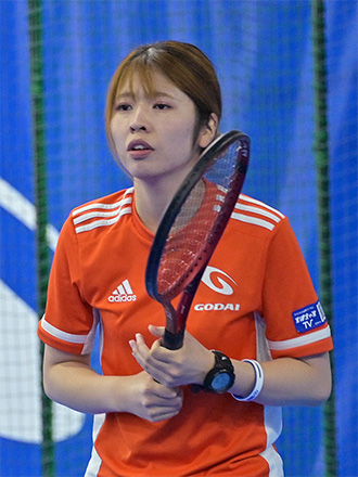 テニスをする男性