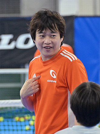 テニスをする男性