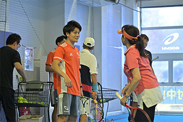 テニスをする男性