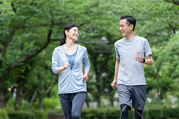 テニスをする男性