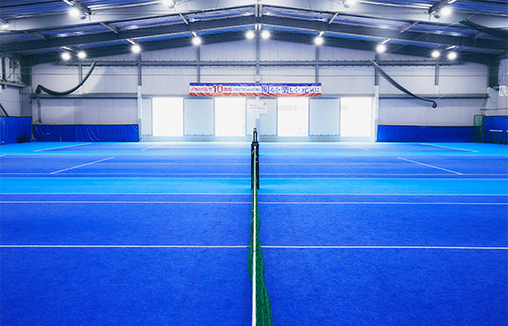 テニスをする男性