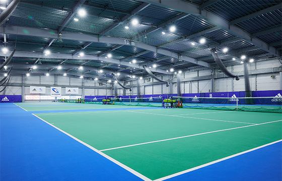 テニスをする男性