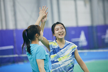 テニスをする男性