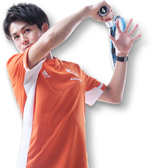 テニスをする男性