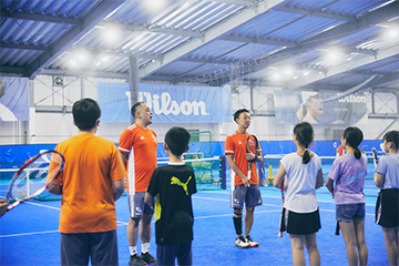 テニスをする男性