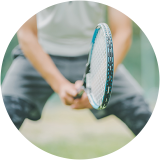 テニスをする男性