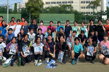 テニスをする男性