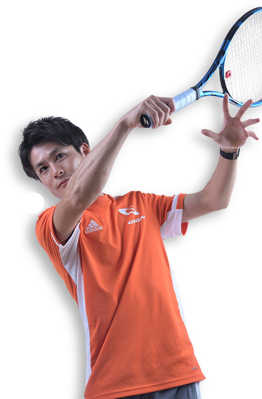 テニスをする男性